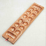 Plateau en bois de l’Awalé ouvert avec billes placées dans les alvéoles