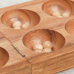 Gros plan sur les alvéoles en bois sculpté