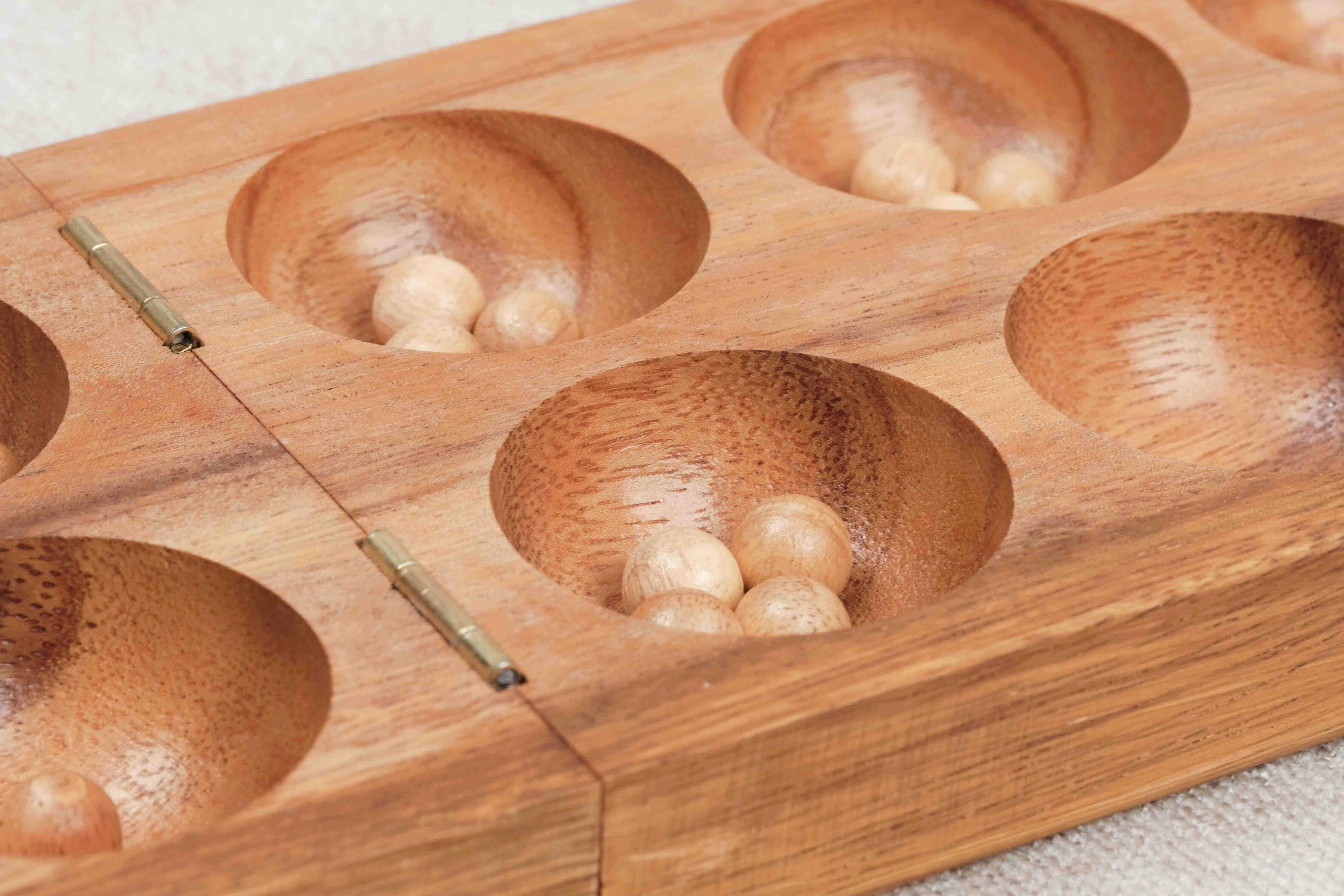 Gros plan sur les alvéoles en bois sculpté