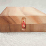 Coffret en bois fermé avec système de fermeture