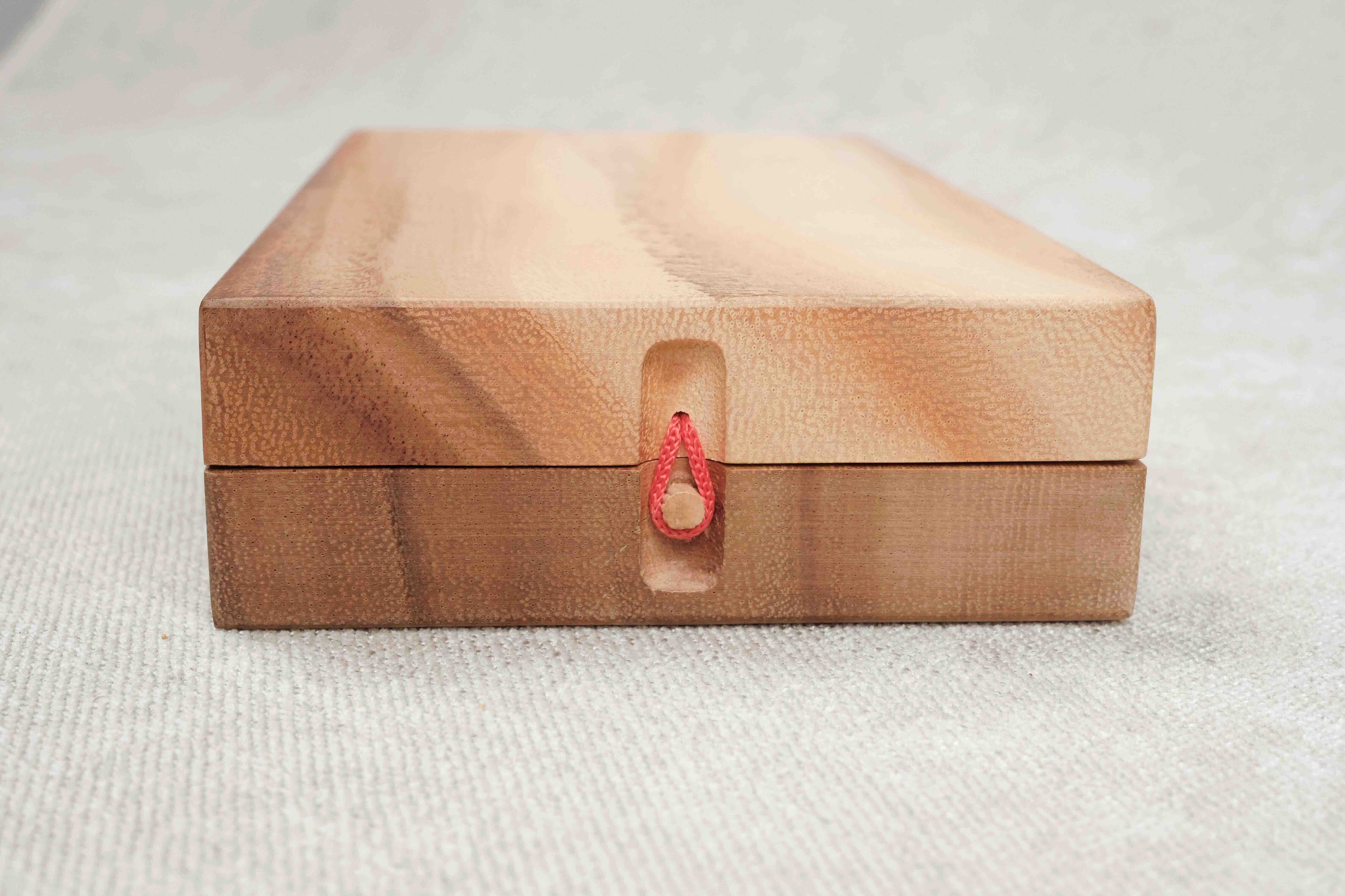 Coffret en bois fermé avec système de fermeture