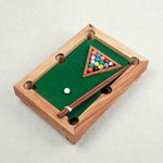 Mini billard en bois avec plateau vert et boules colorées rangées en triangle