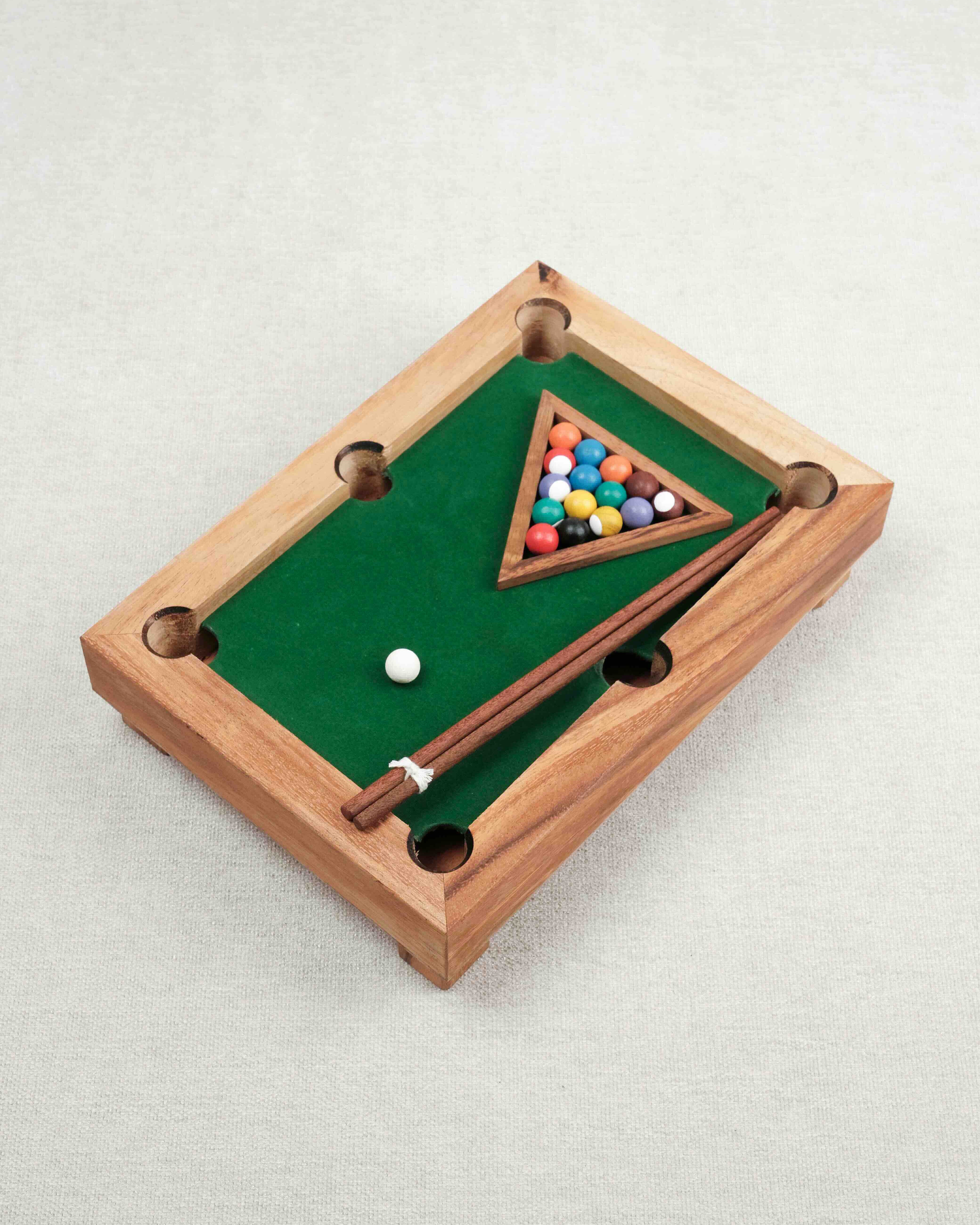 Mini billard en bois avec plateau vert et boules colorées rangées en triangle