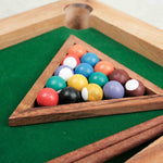 Triangle en bois rempli de boules colorées prêtes à jouer au mini billard