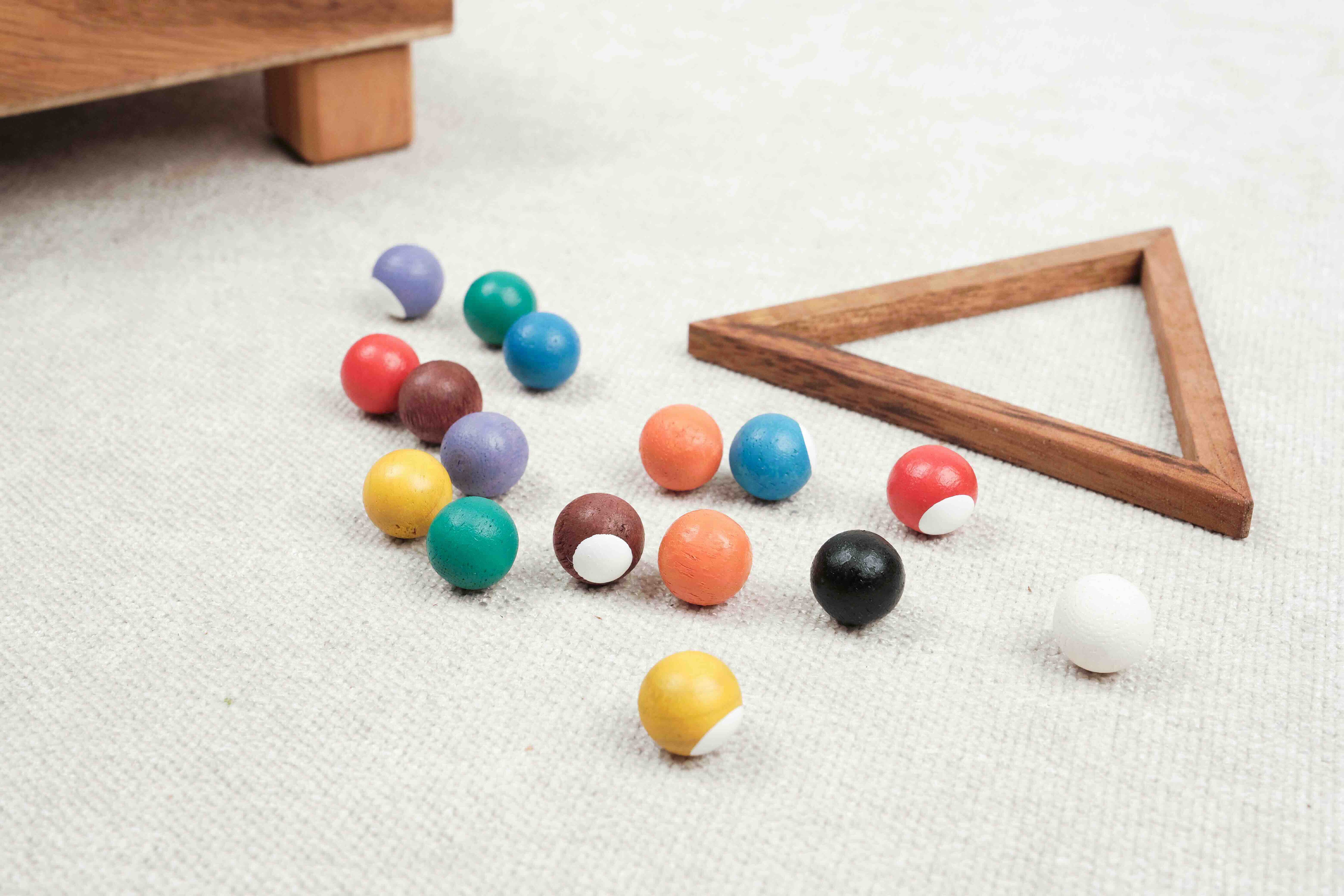 Boules de billard miniatures colorées avec triangle en bois