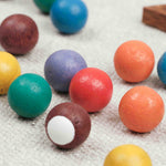 Gros plan sur les boules colorées du mini billard en bois