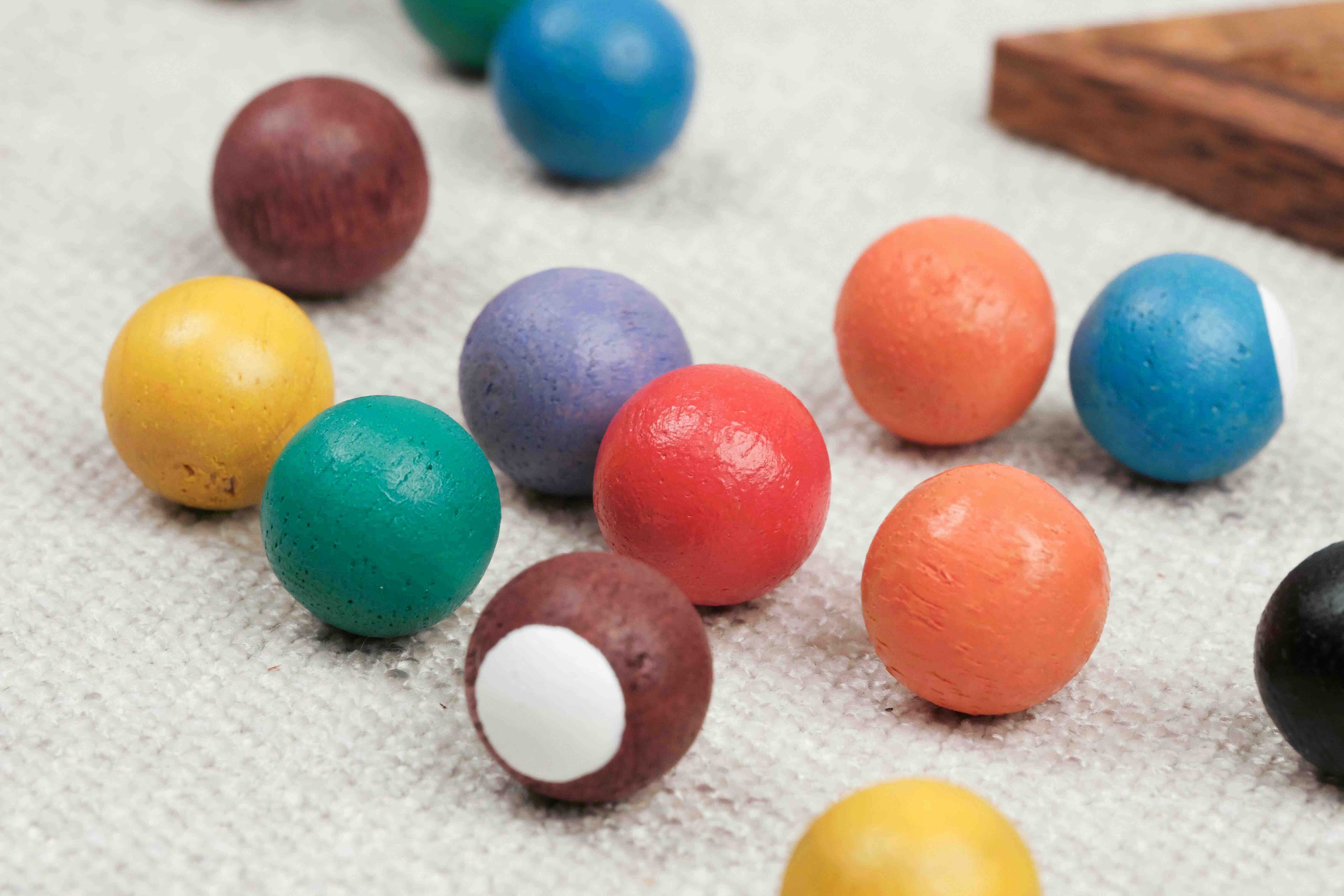 Gros plan sur les boules colorées du mini billard en bois