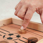 Main propulsant un palet avec l’élastique sur la Table à élastique