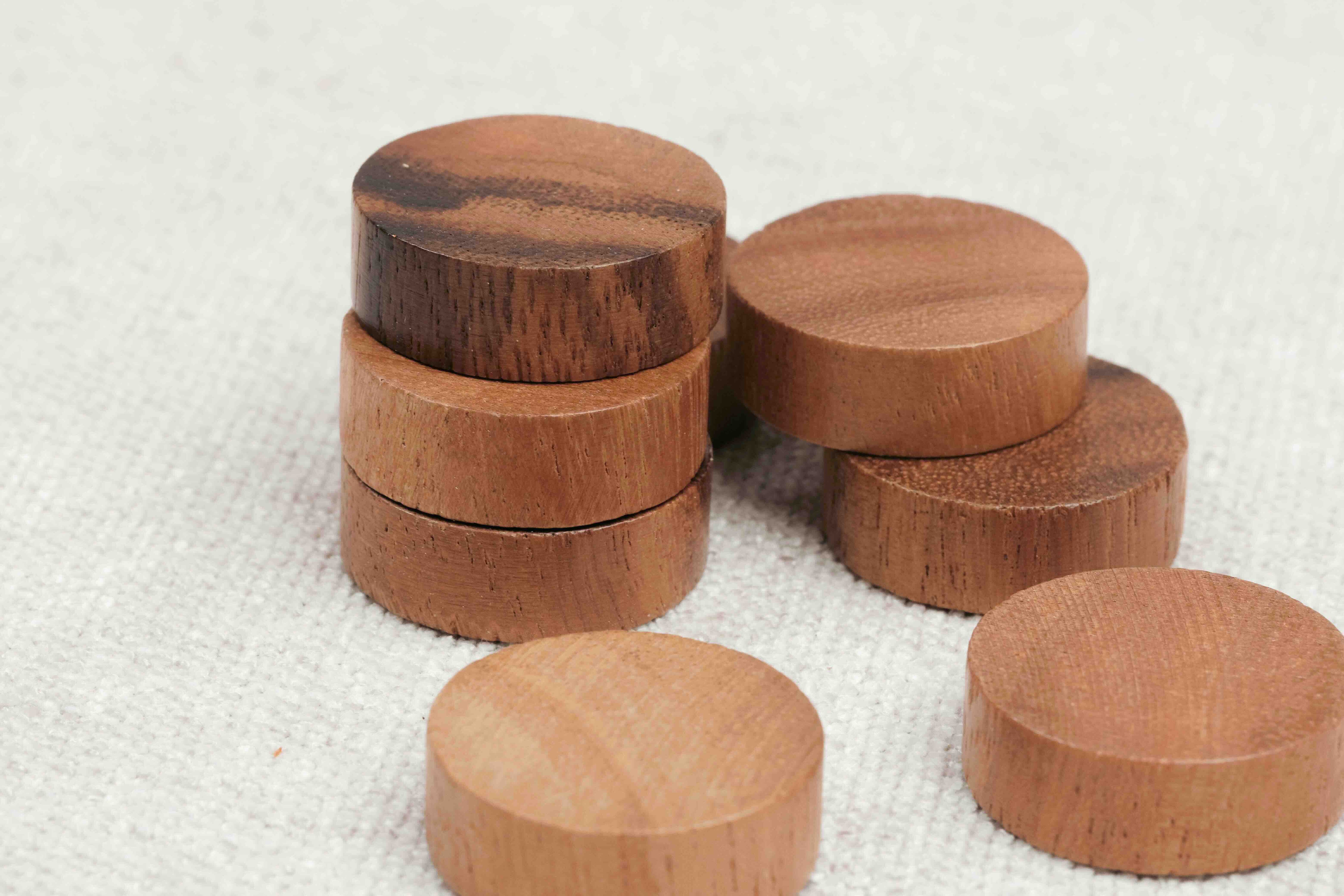 DétailsPalets en bois clair et foncé du jeu de la Table à élastique