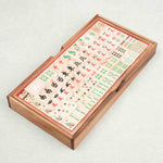 Coffret en bois ouvert de Mah-Jong avec tuiles alignées