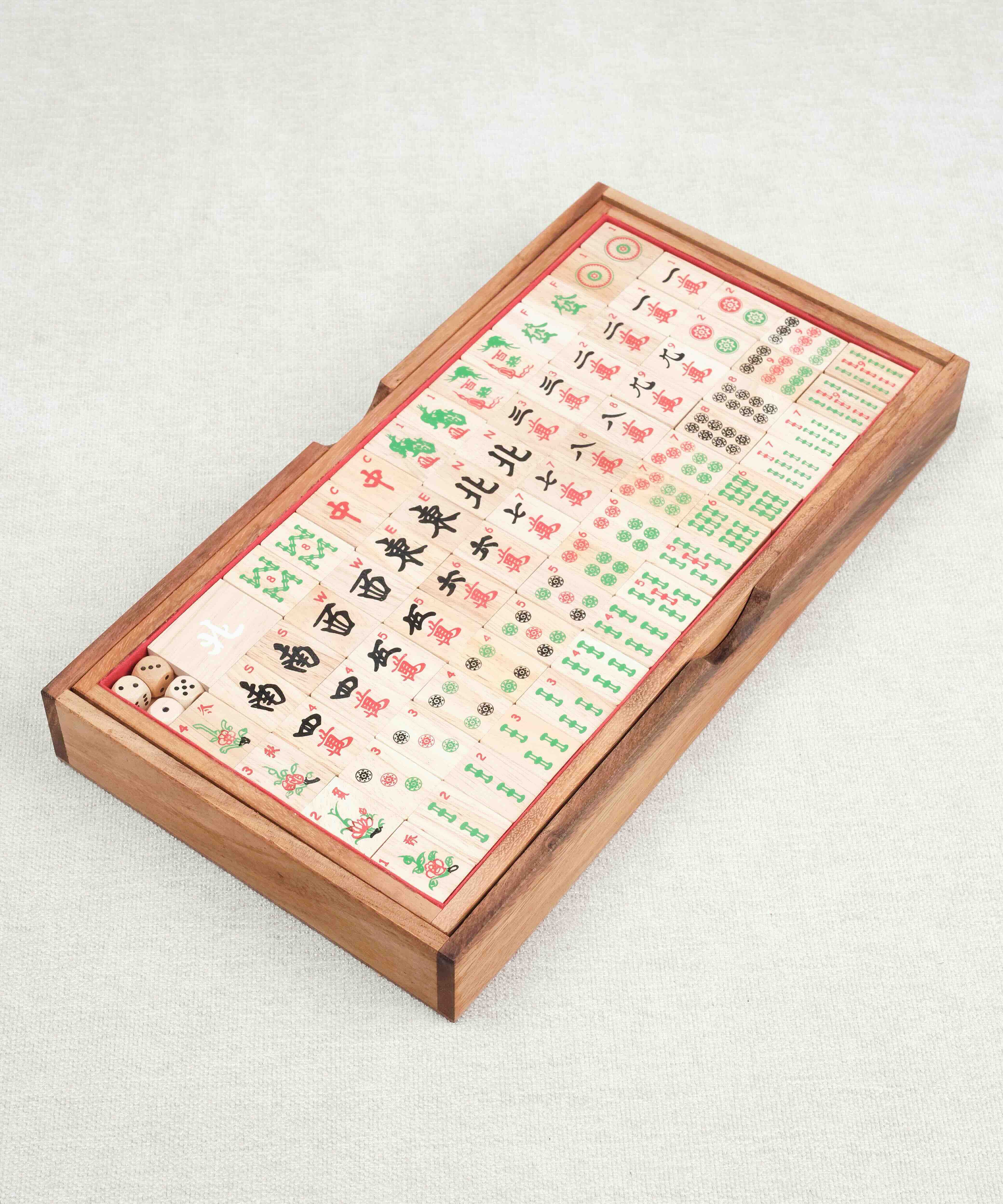 Coffret en bois ouvert de Mah-Jong avec tuiles alignées