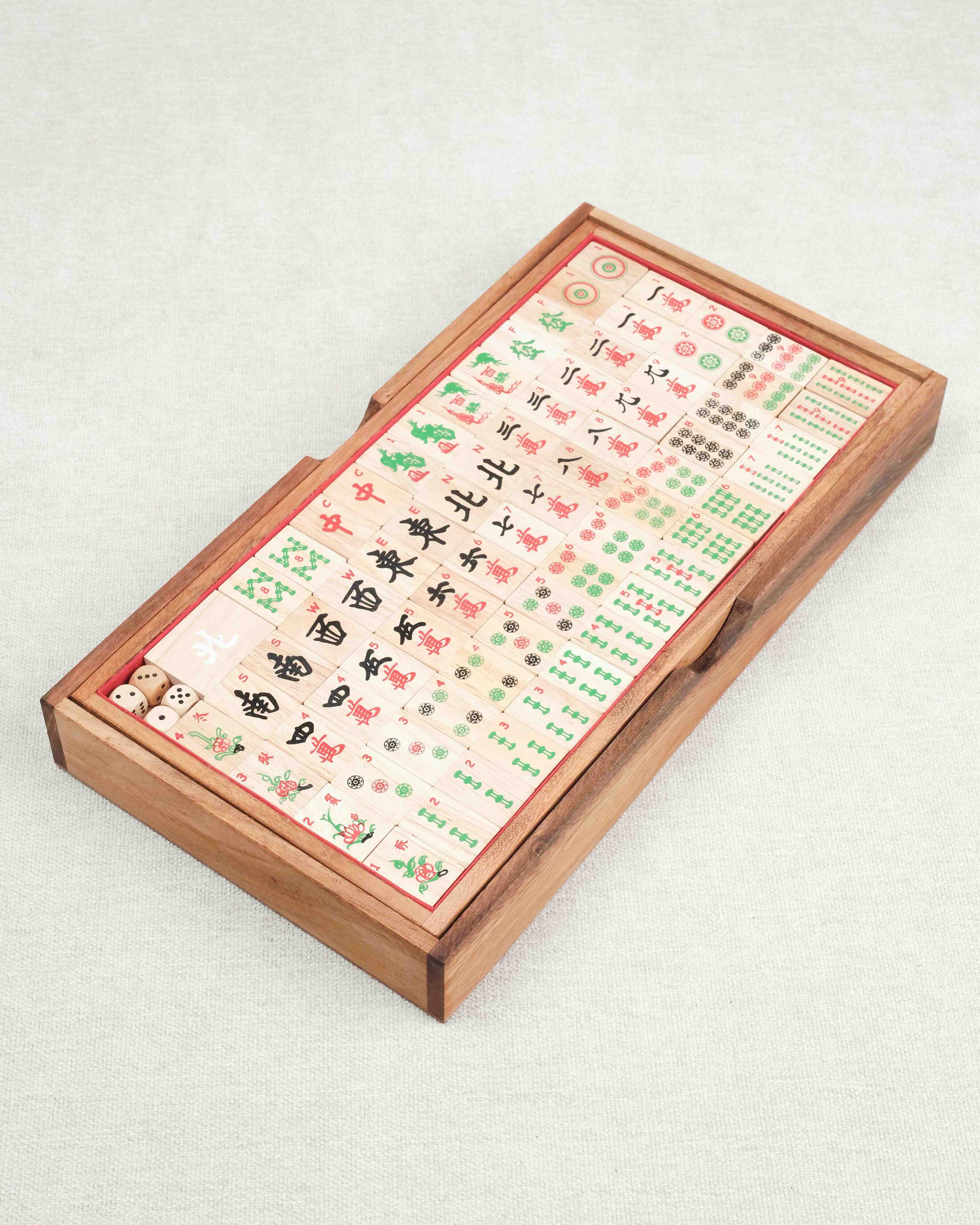 Coffret en bois ouvert de Mah-Jong avec tuiles alignées