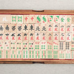 Plateau complet avec toutes les tuiles alignées dans le coffret