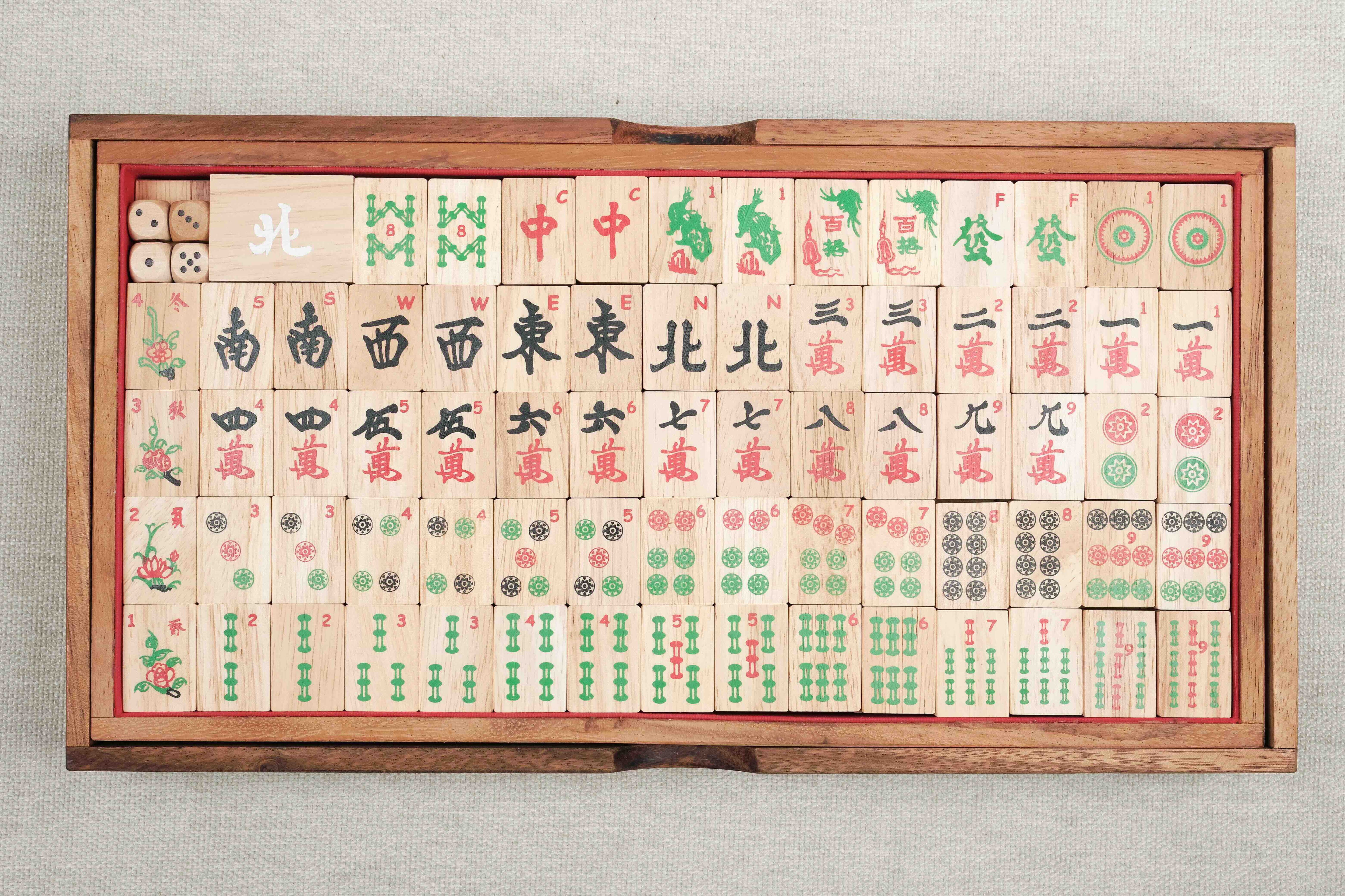 Plateau complet avec toutes les tuiles alignées dans le coffret