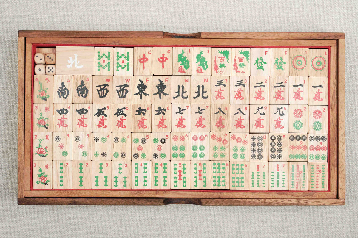 Les 148 tuiles du mahjong Jeux Faugère alignées dans leur coffret en bois