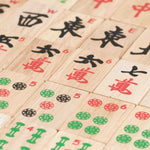 Gros plan sur les motifs colorés des tuiles de Mah-Jong