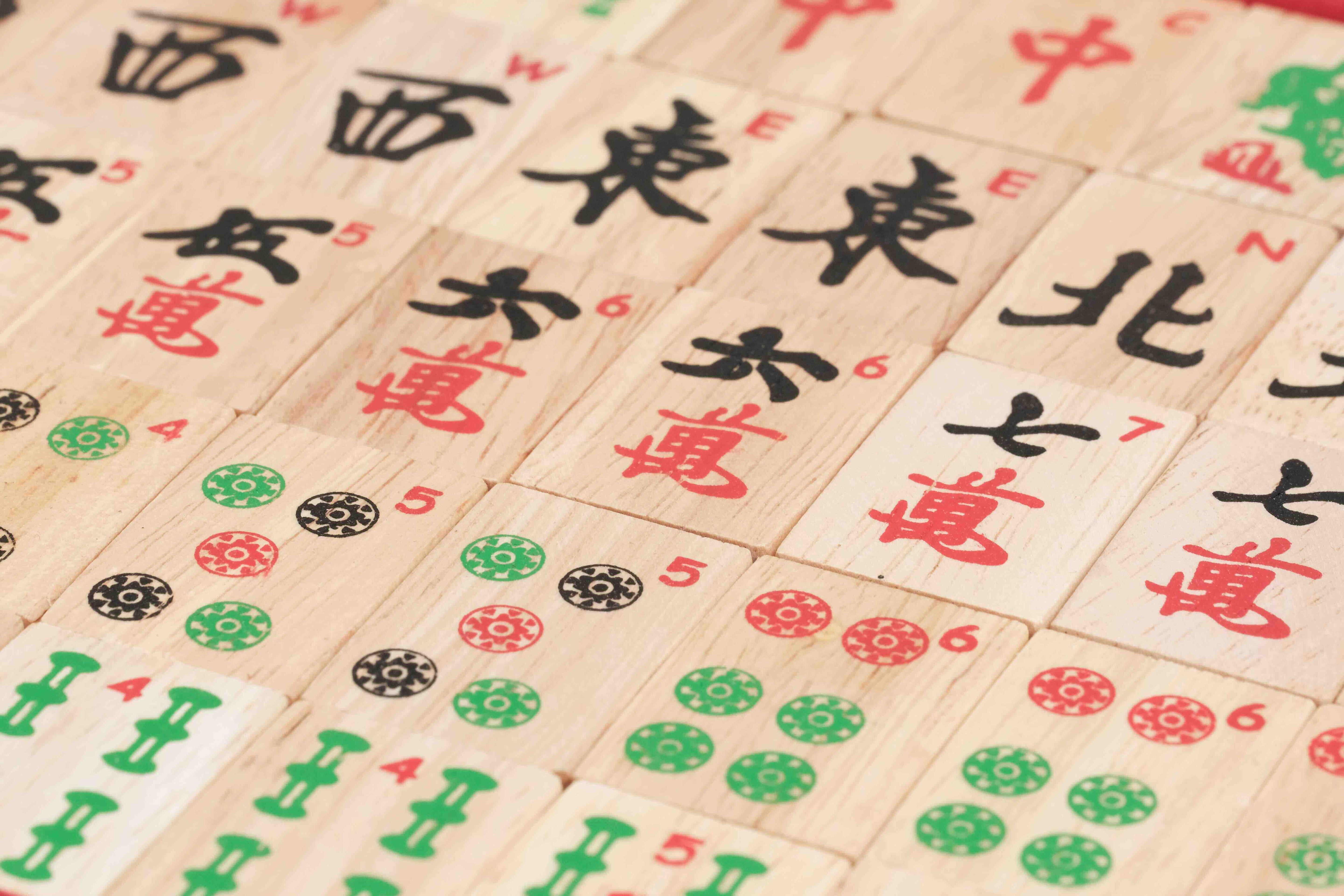 Gros plan sur les motifs colorés des tuiles de Mah-Jong