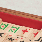 Gros plan sur les tuiles et l’intérieur feutré rouge du coffret