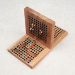 Plateau de bataille navale en bois ouvert avec pions colorés insérés