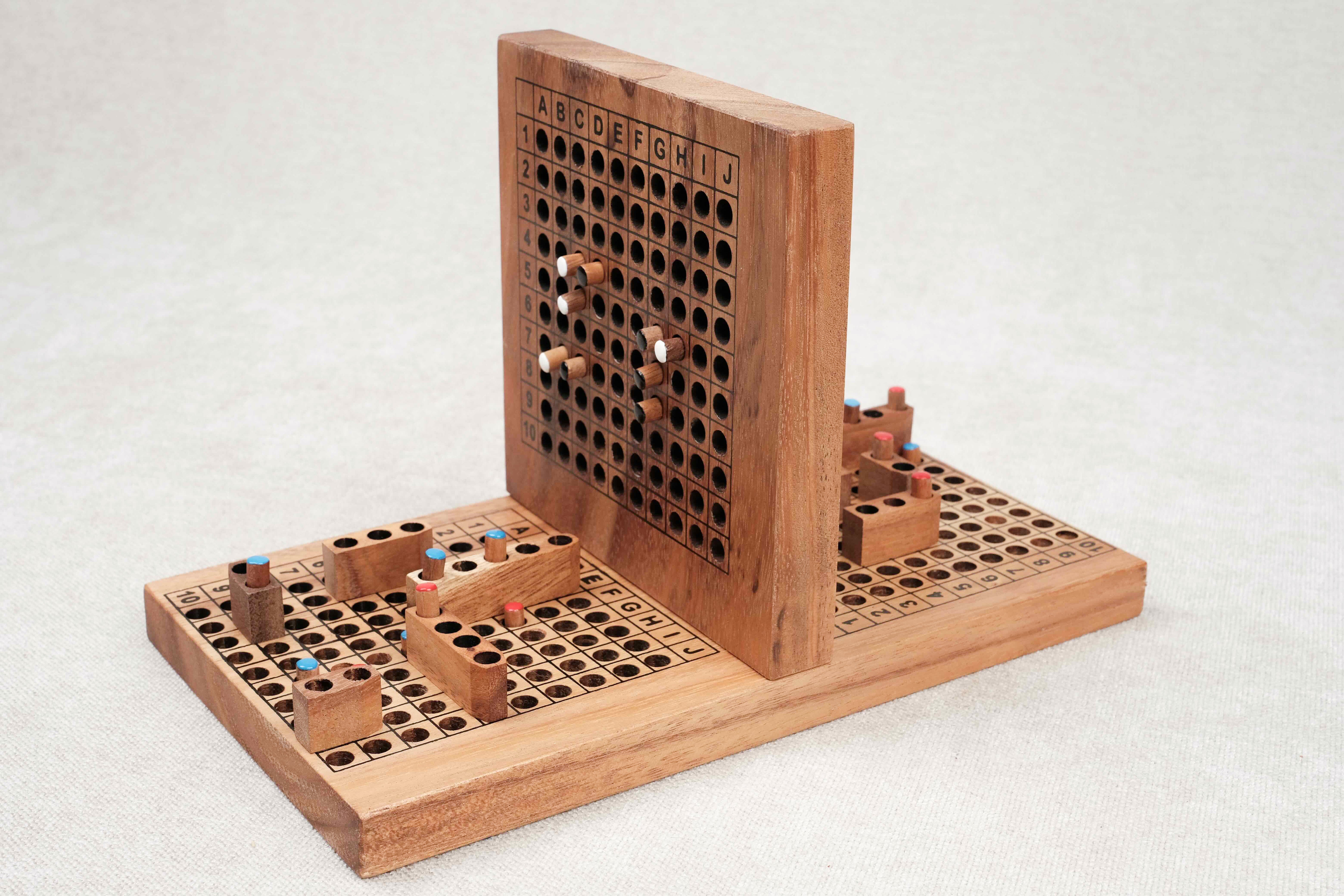 Vue d’ensemble du jeu de bataille navale en bois ouvert avec navires et pions