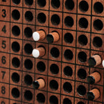 Plateau vertical avec grille de bataille navale et pions blancs et noirs insérés