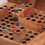 Zoom sur les navires et pions positionnés sur la grille de jeu