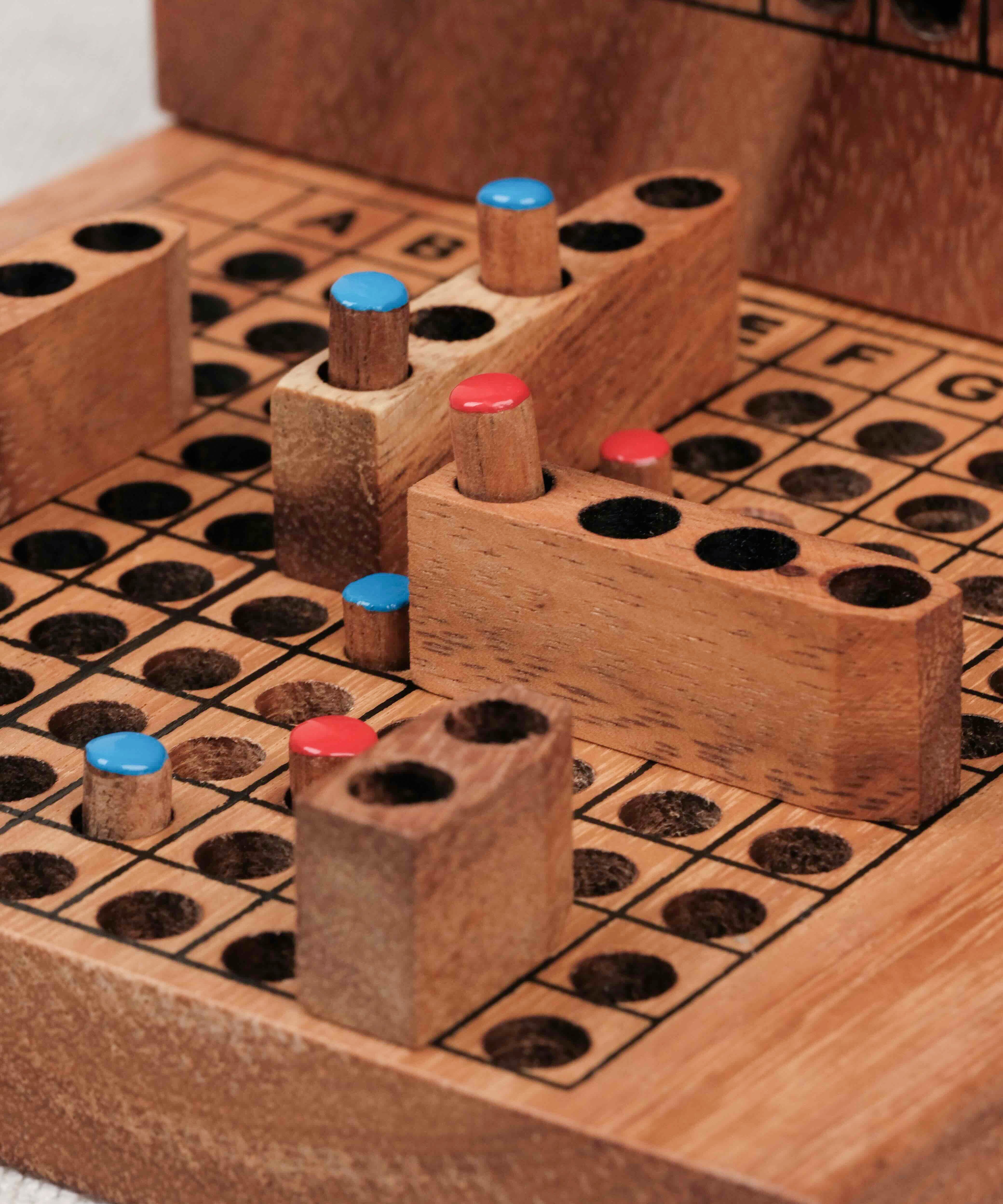 Zoom sur les navires et pions positionnés sur la grille de jeu