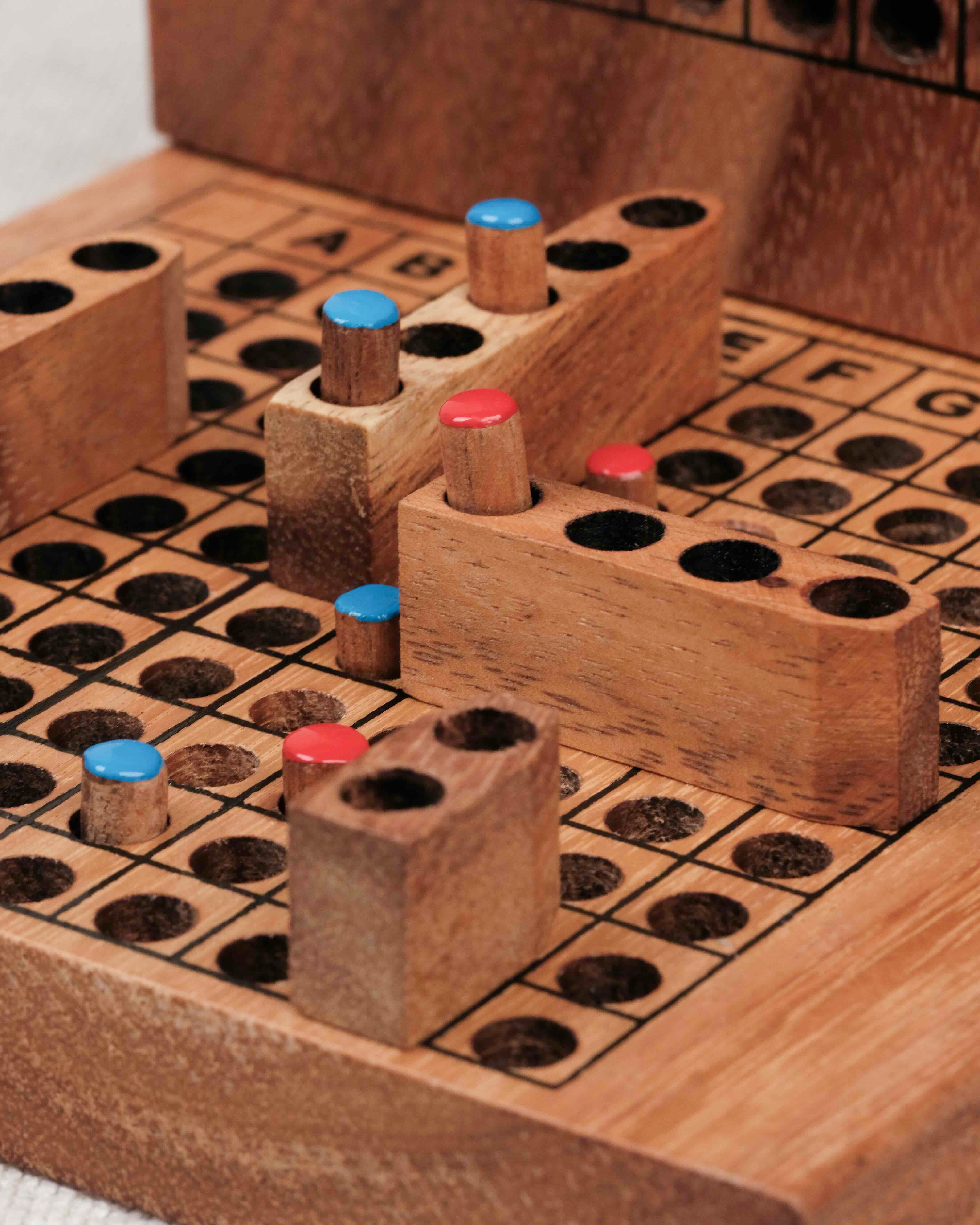 Zoom sur les navires et pions positionnés sur la grille de jeu