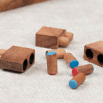 Briques navires en bois et pions colorés sur une table