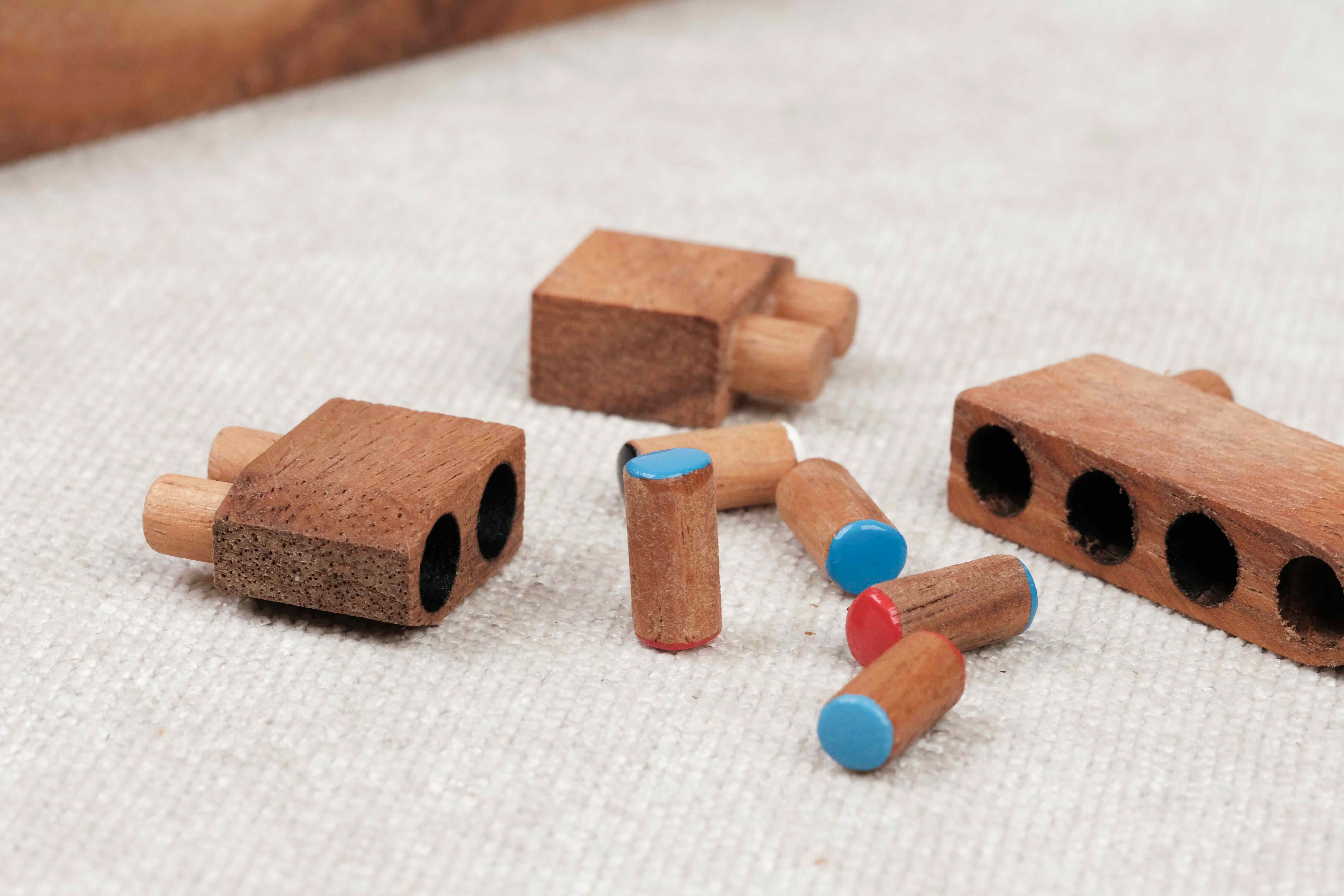 Briques navires en bois et pions colorés sur une table