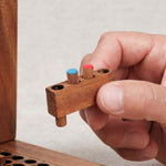 Main plaçant un pion coloré dans la grille de la bataille navale