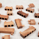 Ensemble des pièces en bois de la bataille navale disposées sur une table