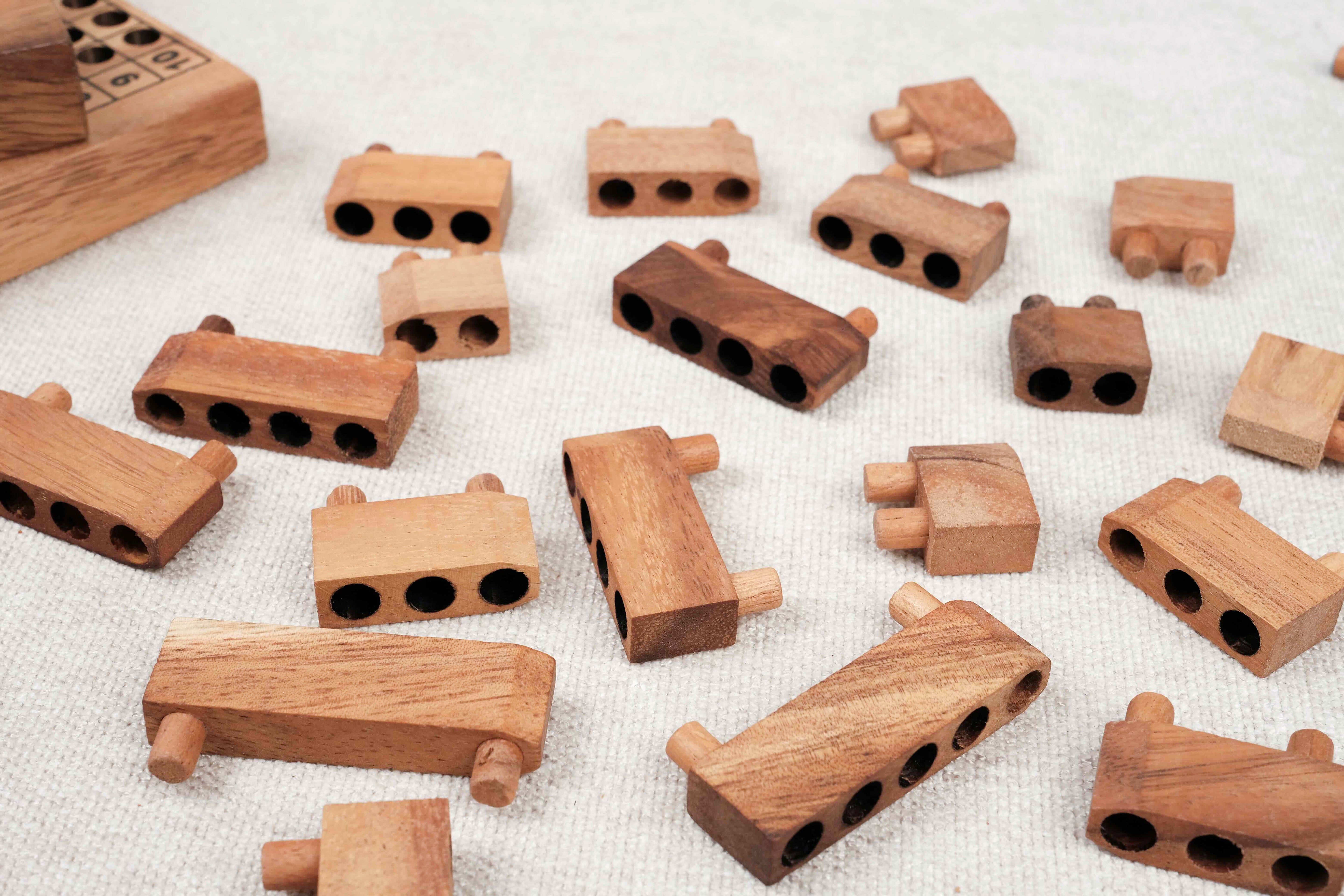 Ensemble des pièces en bois de la bataille navale disposées sur une table