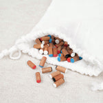 Pochon en tissu blanc avec pions colorés et navires en bois