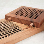 Plateau démonté avec la grille amovible posée sur le coffret en bois