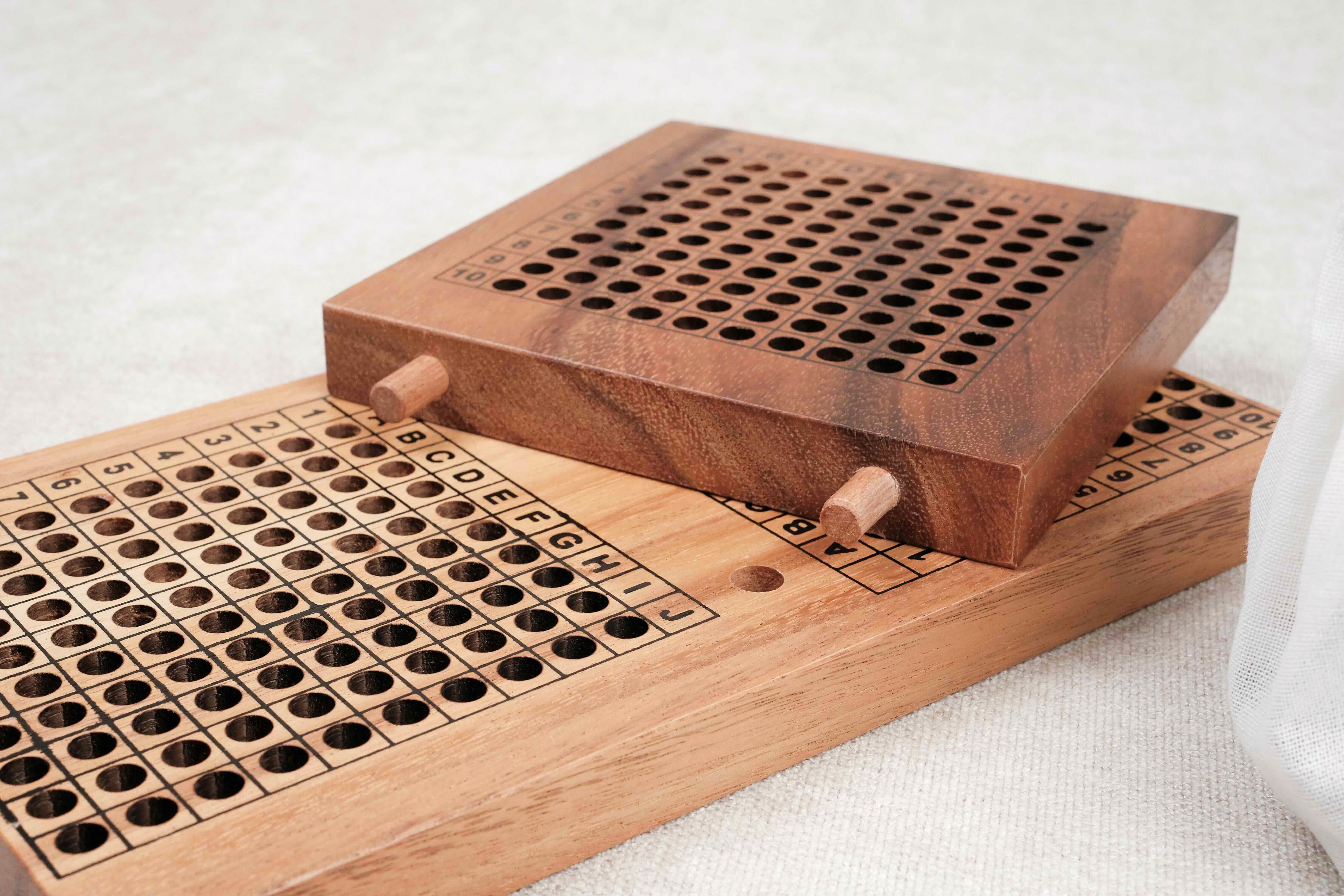 Plateau démonté avec la grille amovible posée sur le coffret en bois