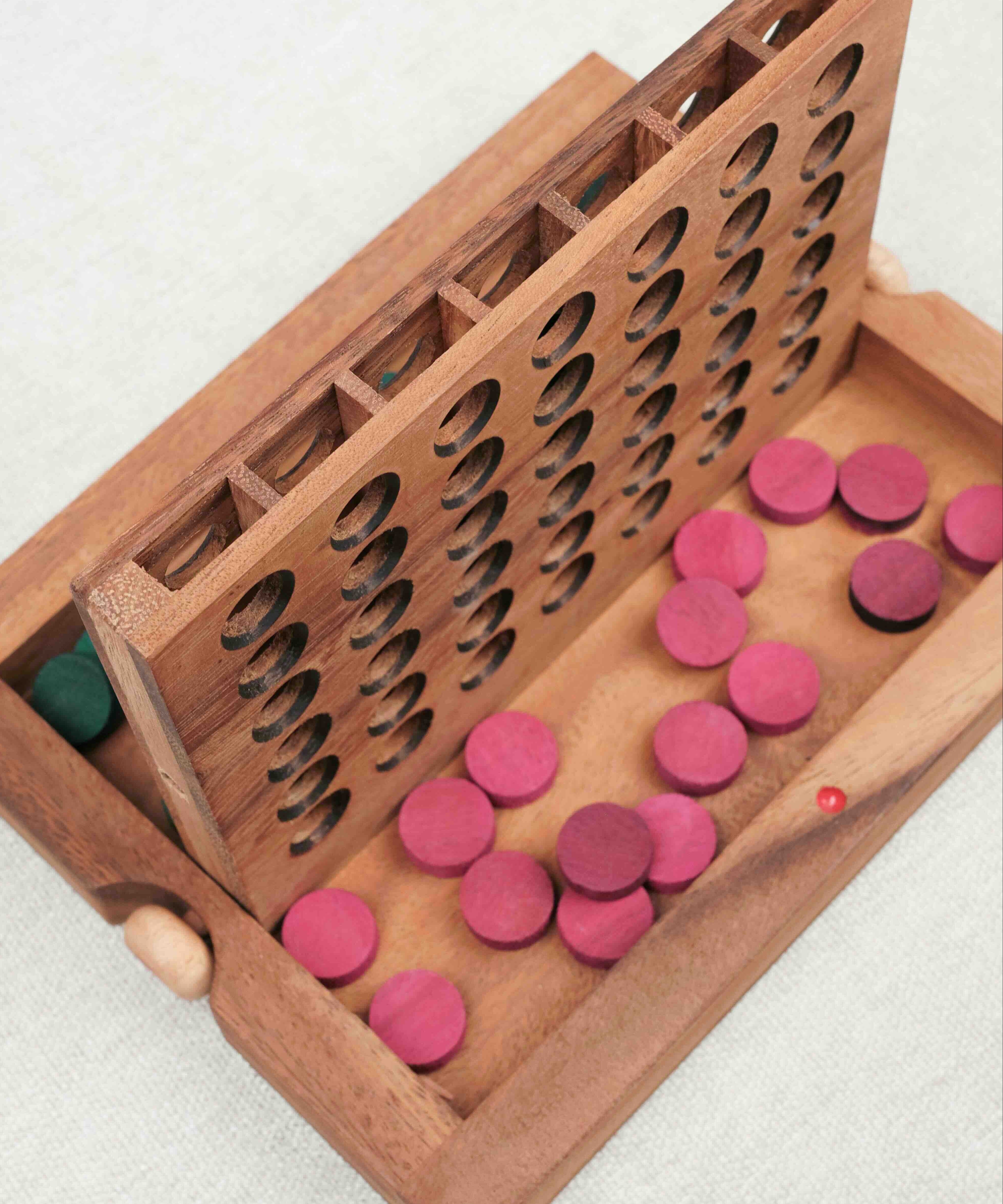 Coffret ouvert du Puissance 4 en bois avec rangement intégré