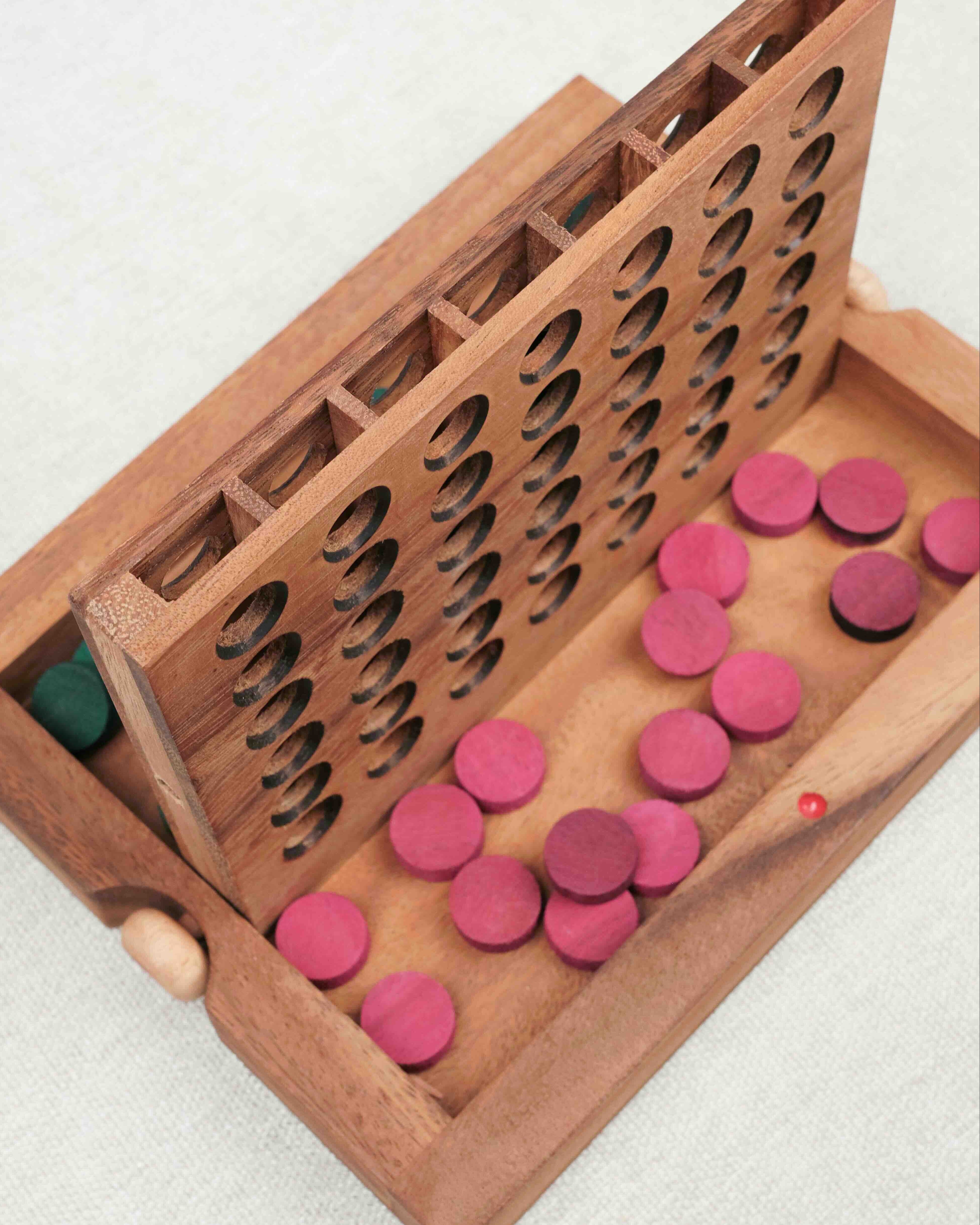 Coffret ouvert du Puissance 4 en bois avec rangement intégré