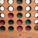 Vue rapprochée de la grille du Puissance 4 en bois