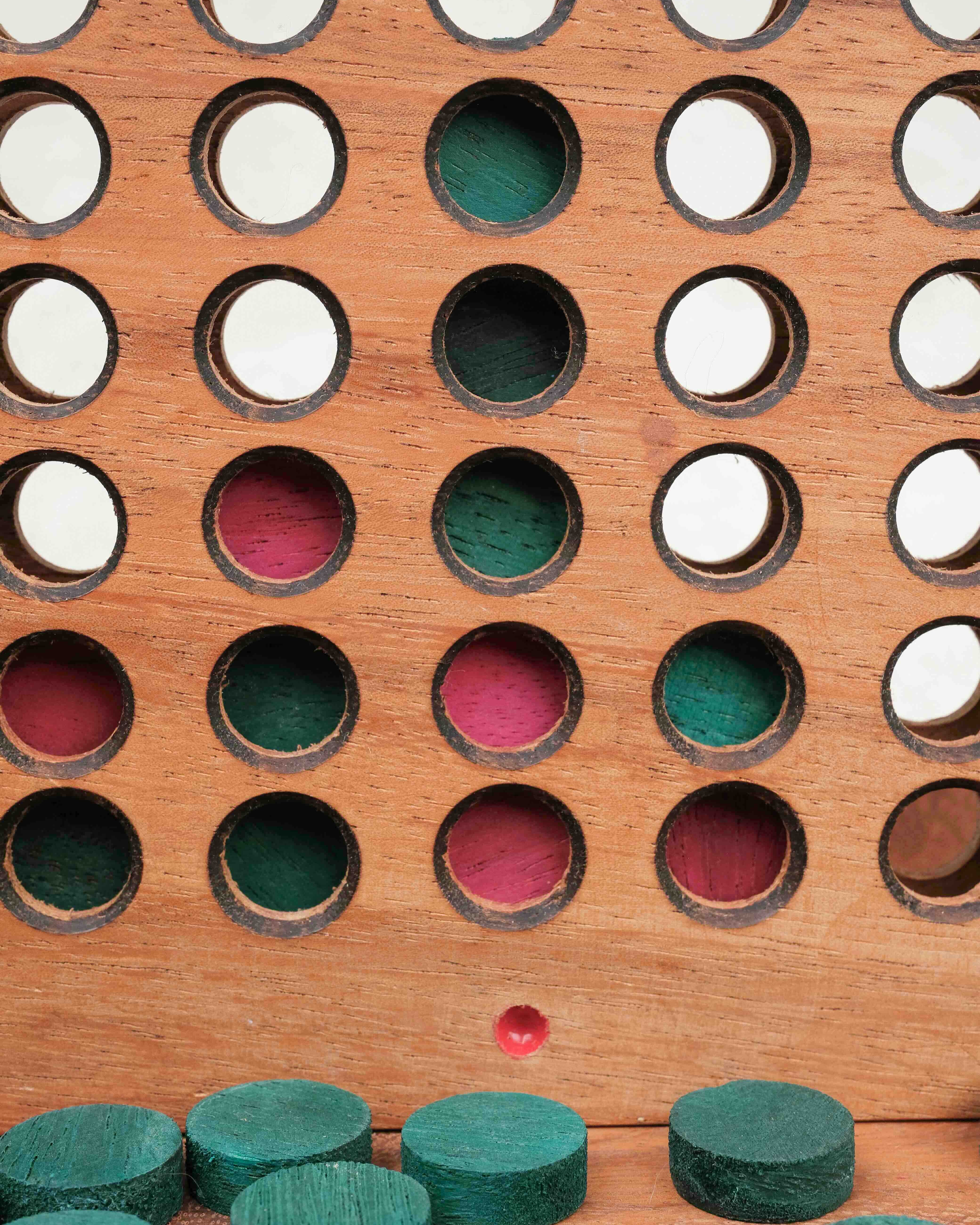 Vue rapprochée de la grille du Puissance 4 en bois