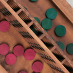 Vue du dessus rapprochée de la grille du Puissance 4 en bois