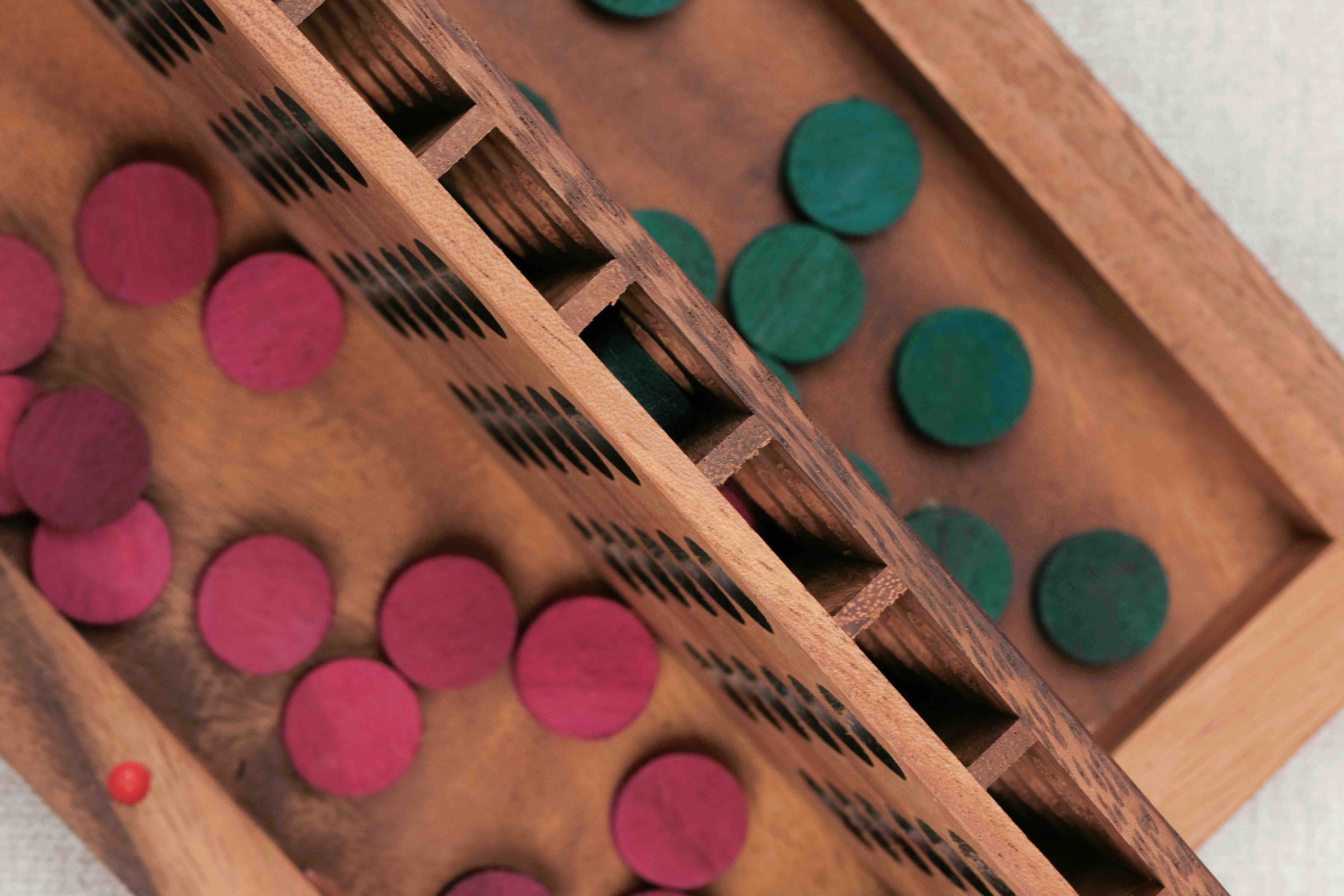 Vue du dessus rapprochée de la grille du Puissance 4 en bois