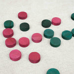 Jetons rouges et verts du jeu Puissance 4 dispersés sur une table