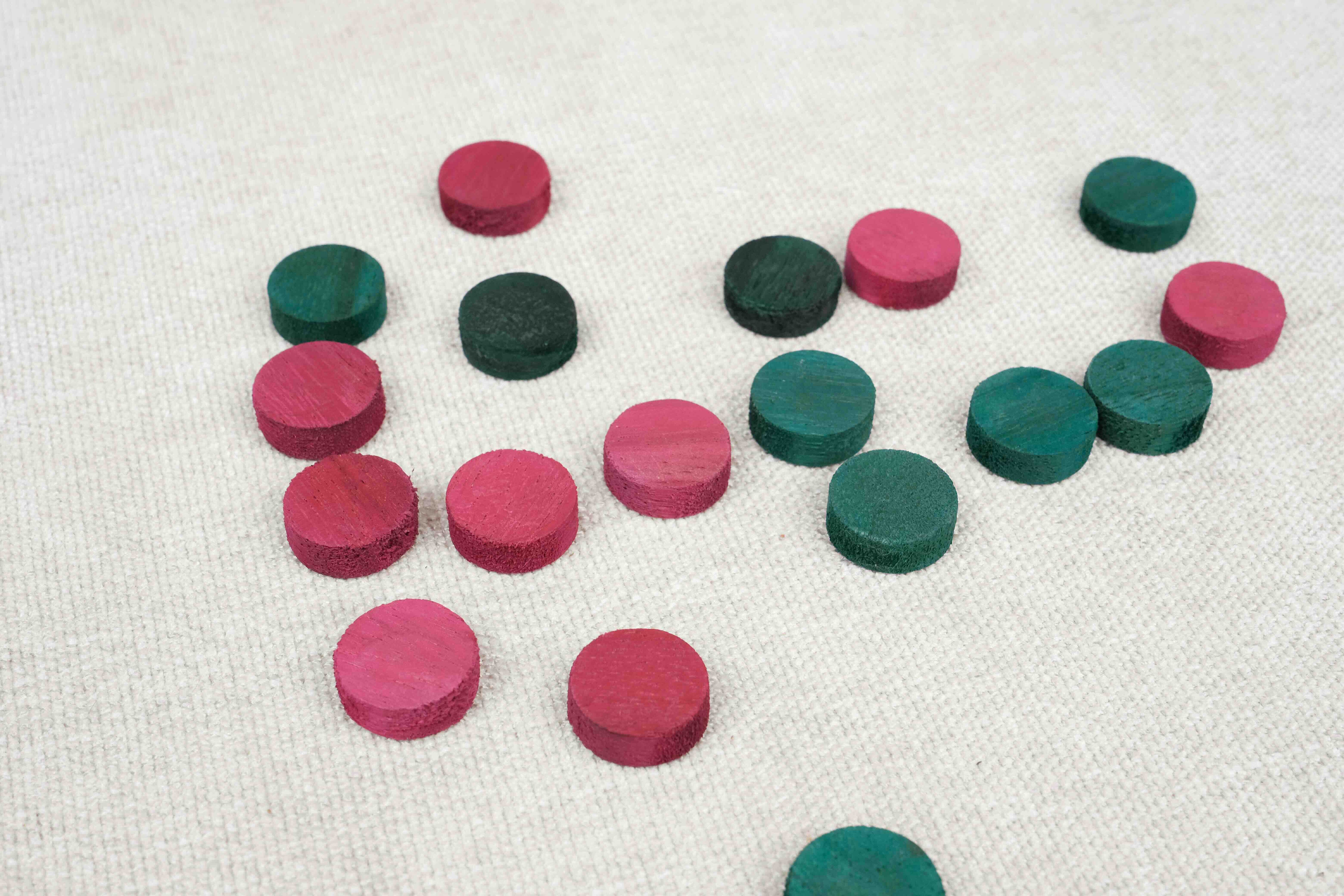 Jetons rouges et verts du jeu Puissance 4 dispersés sur une table