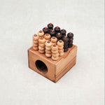 Jeu Puissance 4 3D en bois avec pions clairs et foncés alignés