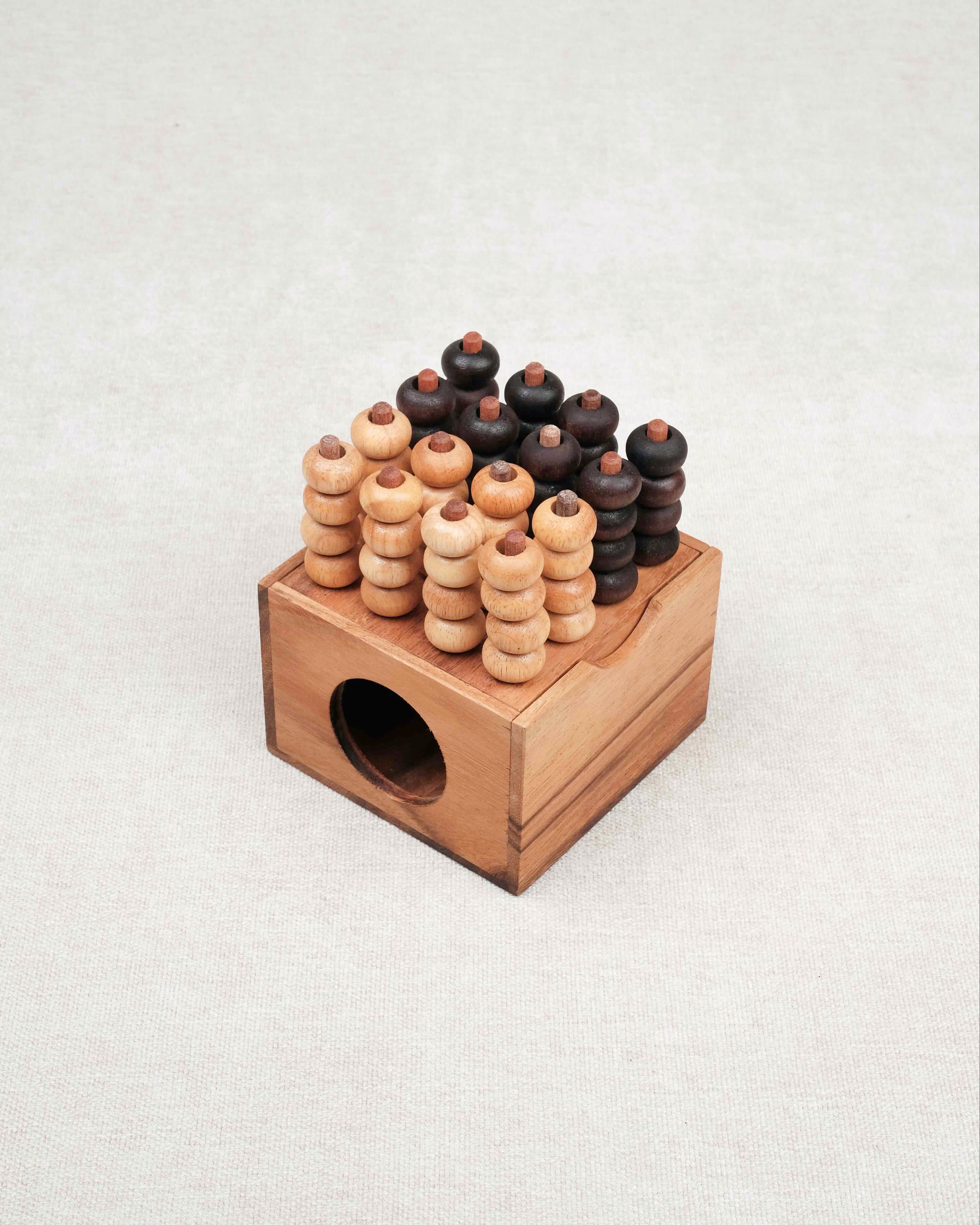 Jeu Puissance 4 3D en bois avec pions clairs et foncés alignés