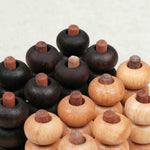 Pions en bois clair et foncé utilisés pour le jeu Puissance 4 3D