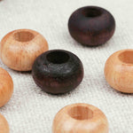 Zoom et détails pions en bois clair et foncé utilisés pour le jeu Puissance 4 3D