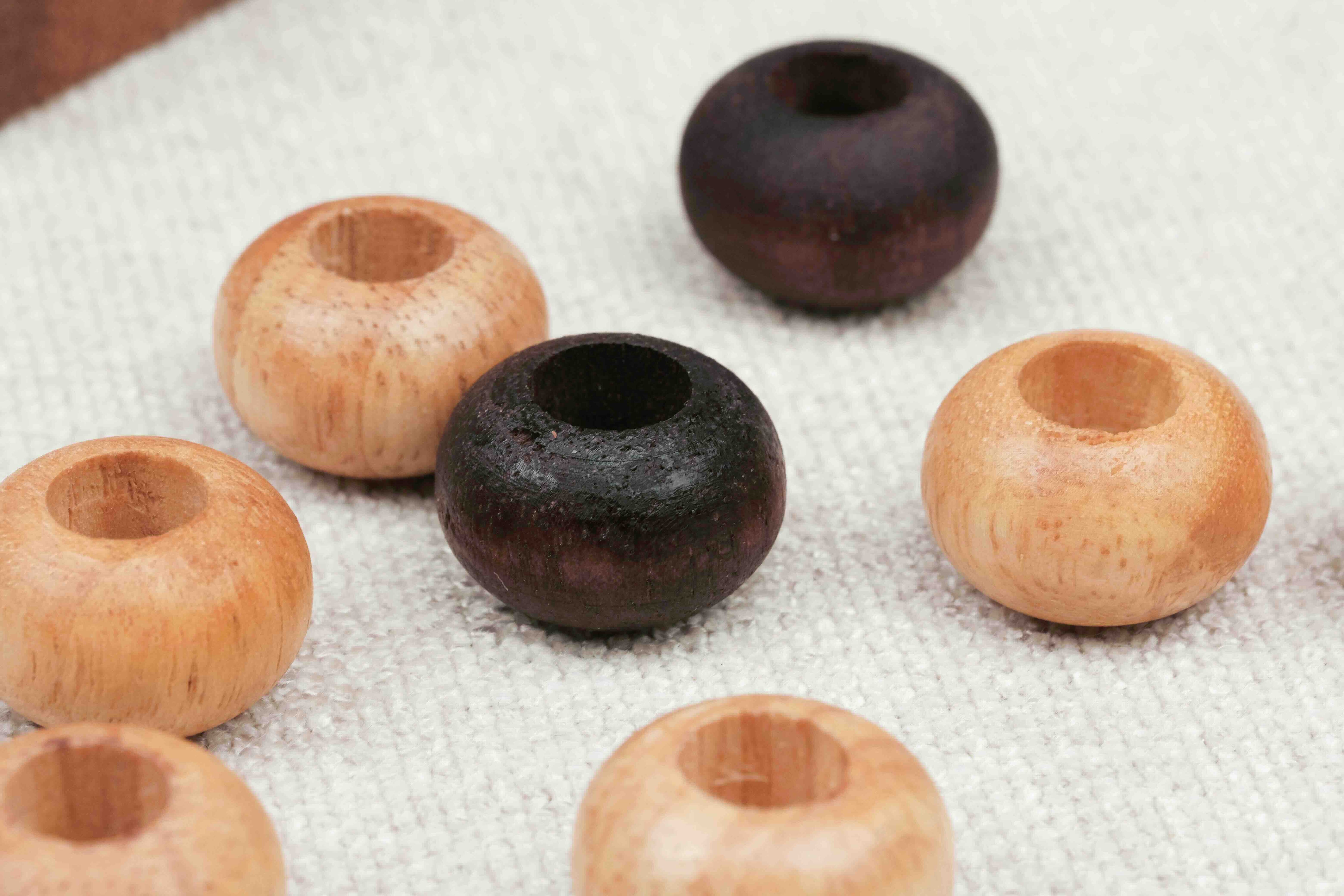 Zoom et détails pions en bois clair et foncé utilisés pour le jeu Puissance 4 3D