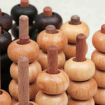 Pions en bois clair et foncé utilisés pour le jeu Puissance 4 3D